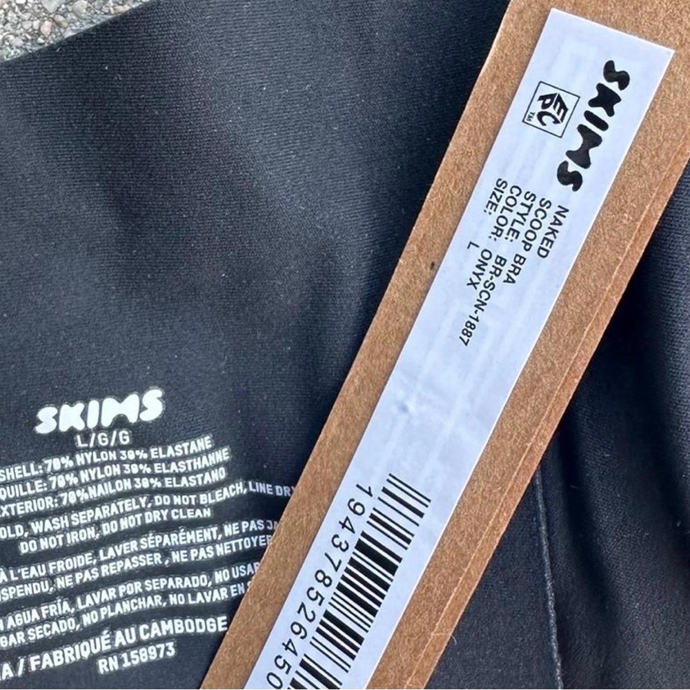 SKIMS *NWT NAKED SCOOP BRA | COLOR: ONYX - Picture 8 of 9